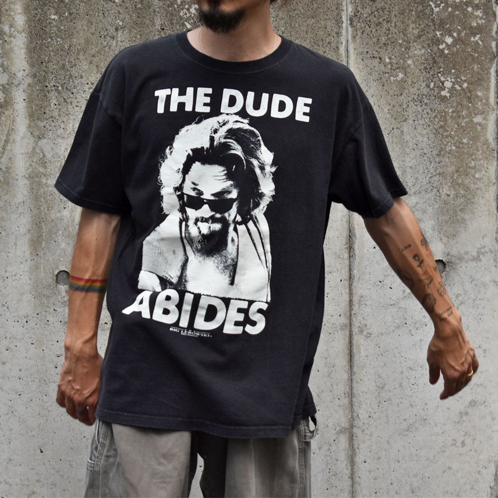 Y2K The Big Lebowski “THE DUDE ABIDES” ムービー Tシャツ 230929